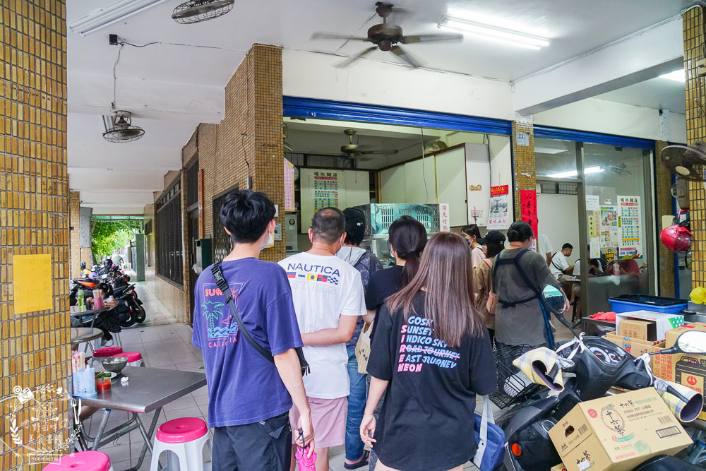 高雄[崛江麵店]鹽埕區50年麵店!每逢假日必排隊的超人氣小吃!鹽埕區必吃美食