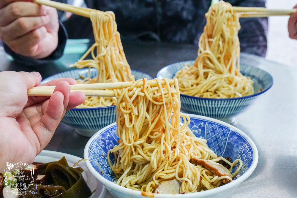 高雄[崛江麵店]鹽埕區50年麵店!每逢假日必排隊的超人氣小吃!鹽埕區必吃美食