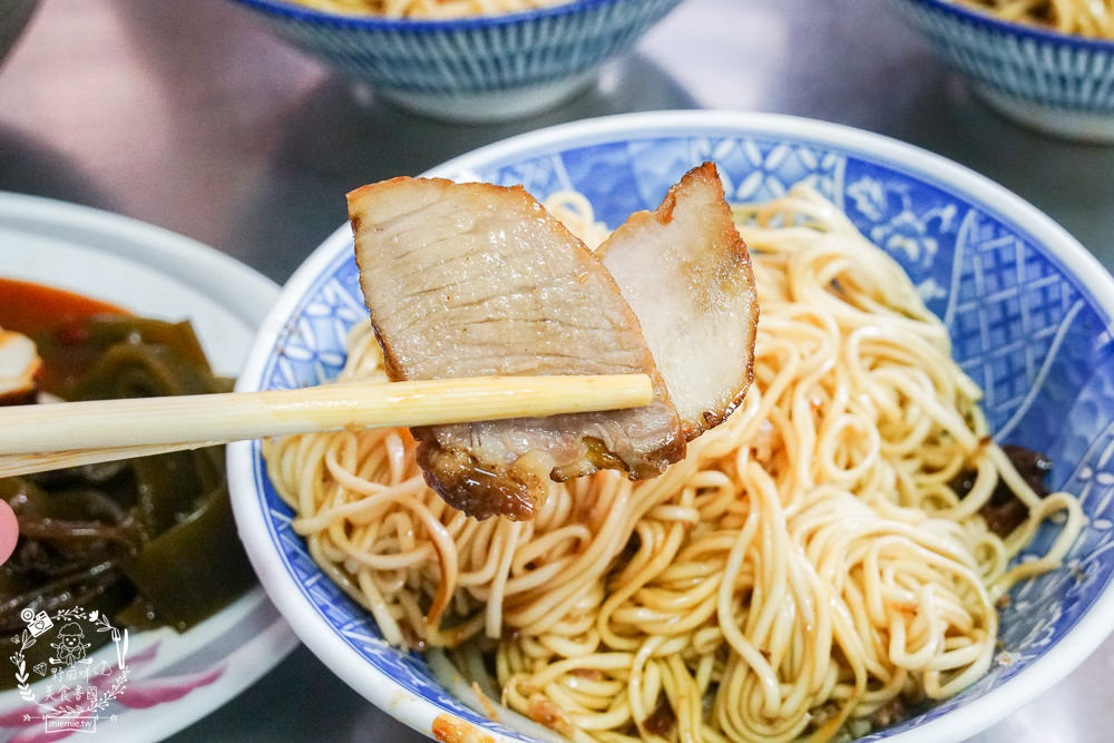 高雄[崛江麵店]鹽埕區50年麵店!每逢假日必排隊的超人氣小吃!鹽埕區必吃美食