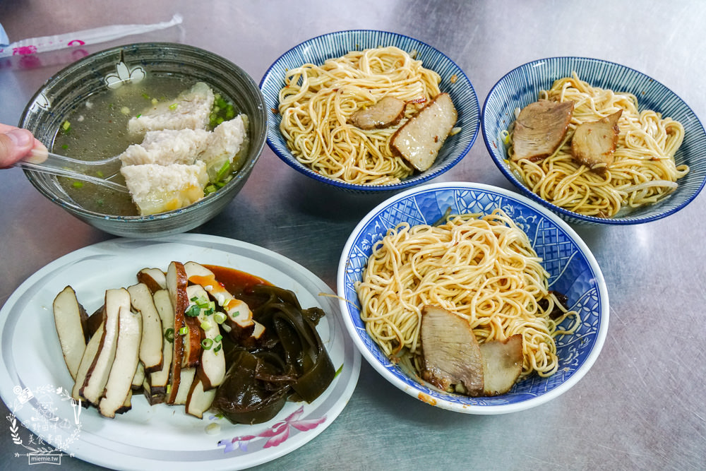 高雄[崛江麵店]鹽埕區50年麵店!每逢假日必排隊的超人氣小吃!鹽埕區必吃美食