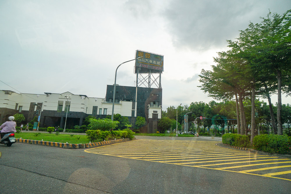 高雄住宿推薦!麗登汽車旅館!除了裝潢精緻唯美，按摩浴缸也超大的喔～