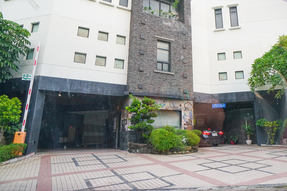 高雄住宿推薦!麗登汽車旅館!除了裝潢精緻唯美，按摩浴缸也超大的喔～