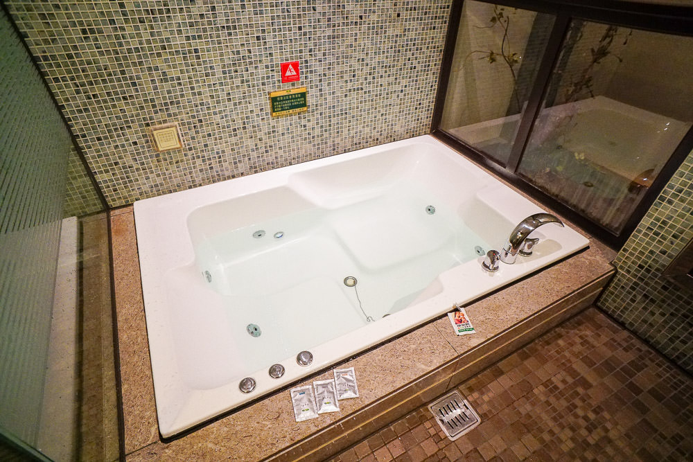 高雄住宿推薦!麗登汽車旅館!除了裝潢精緻唯美，按摩浴缸也超大的喔～
