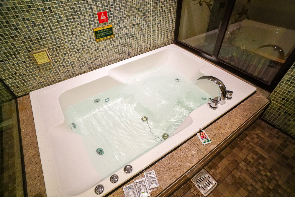 高雄住宿推薦!麗登汽車旅館!除了裝潢精緻唯美，按摩浴缸也超大的喔～