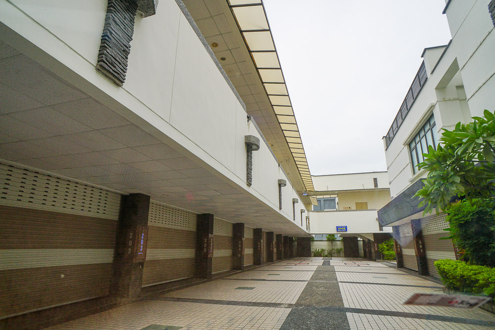 高雄住宿推薦!麗登汽車旅館!除了裝潢精緻唯美，按摩浴缸也超大的喔～
