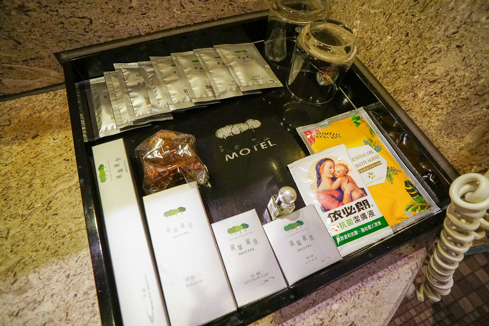 高雄住宿推薦!麗登汽車旅館!除了裝潢精緻唯美，按摩浴缸也超大的喔～