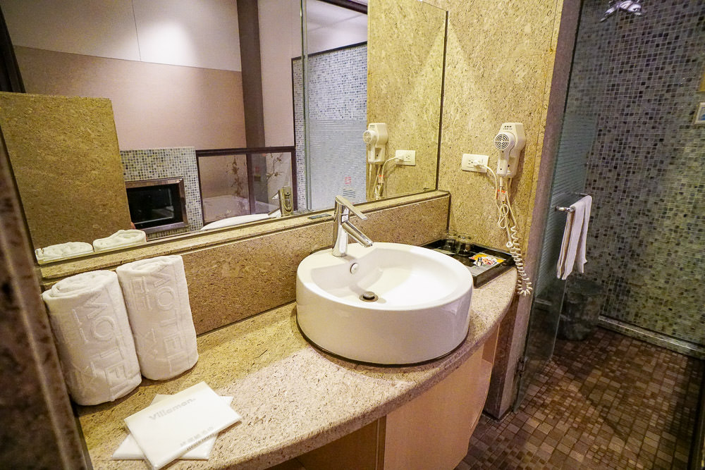 高雄住宿推薦!麗登汽車旅館!除了裝潢精緻唯美，按摩浴缸也超大的喔～