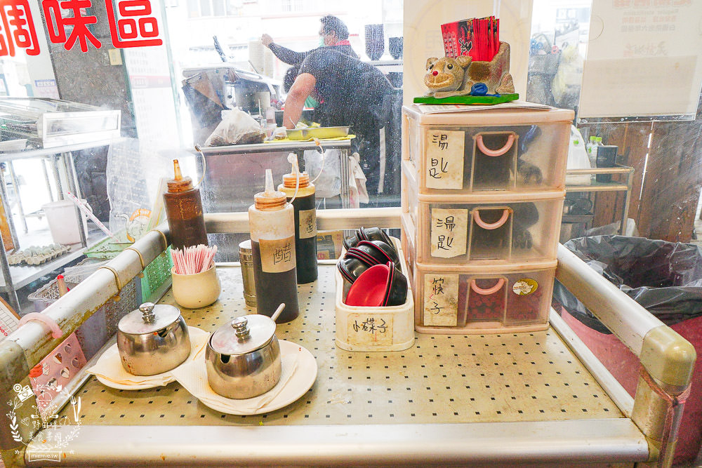 高雄[麻辣湘麵食館]必吃豐盛的麻辣牛三寶麵!自家炒製的麻醬乾麵銷魂推薦!