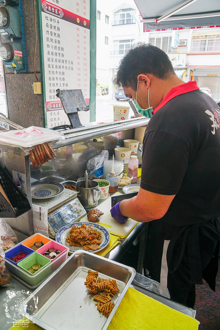 高雄[麻辣湘麵食館]必吃豐盛的麻辣牛三寶麵!自家炒製的麻醬乾麵銷魂推薦!