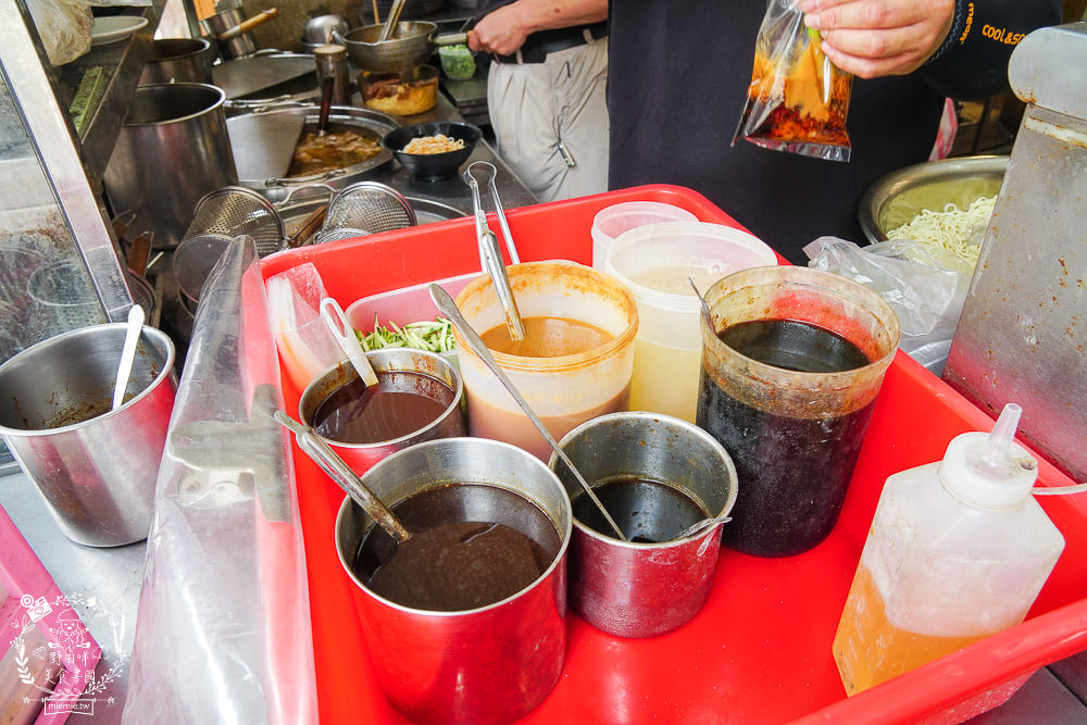 高雄[麻辣湘麵食館]必吃豐盛的麻辣牛三寶麵!自家炒製的麻醬乾麵銷魂推薦!
