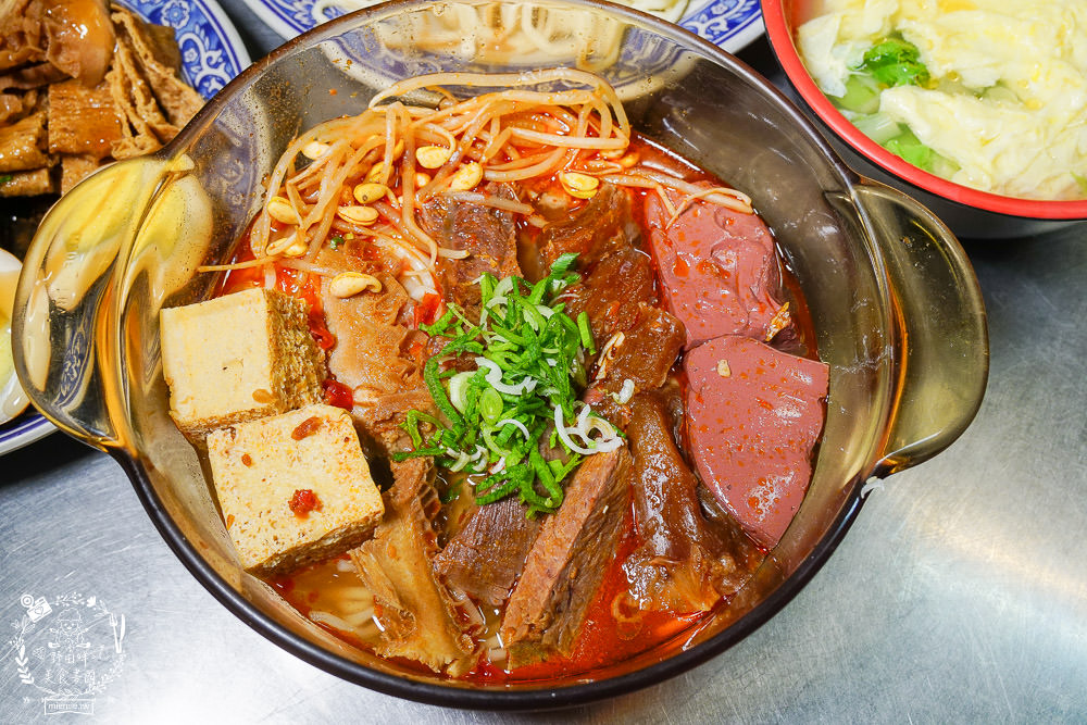 高雄[麻辣湘麵食館]必吃豐盛的麻辣牛三寶麵!自家炒製的麻醬乾麵銷魂推薦!