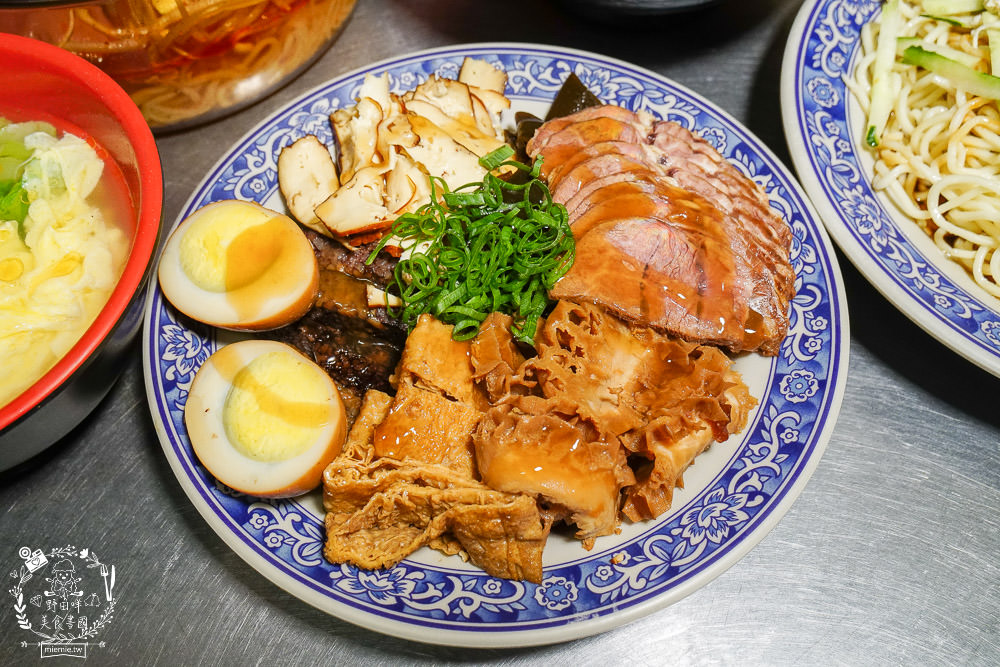 高雄[麻辣湘麵食館]必吃豐盛的麻辣牛三寶麵!自家炒製的麻醬乾麵銷魂推薦!