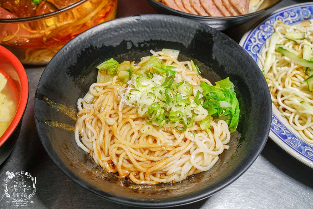 高雄[麻辣湘麵食館]必吃豐盛的麻辣牛三寶麵!自家炒製的麻醬乾麵銷魂推薦!