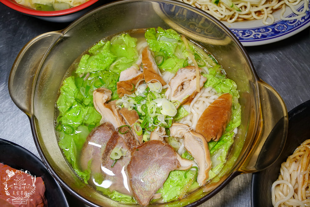 高雄[麻辣湘麵食館]必吃豐盛的麻辣牛三寶麵!自家炒製的麻醬乾麵銷魂推薦!