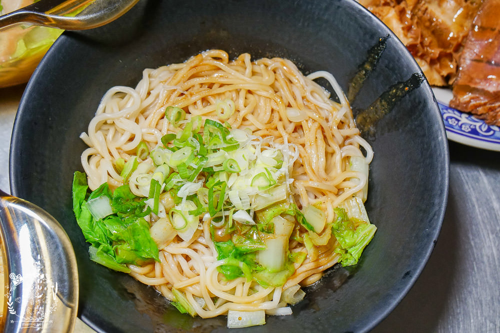 高雄[麻辣湘麵食館]必吃豐盛的麻辣牛三寶麵!自家炒製的麻醬乾麵銷魂推薦!