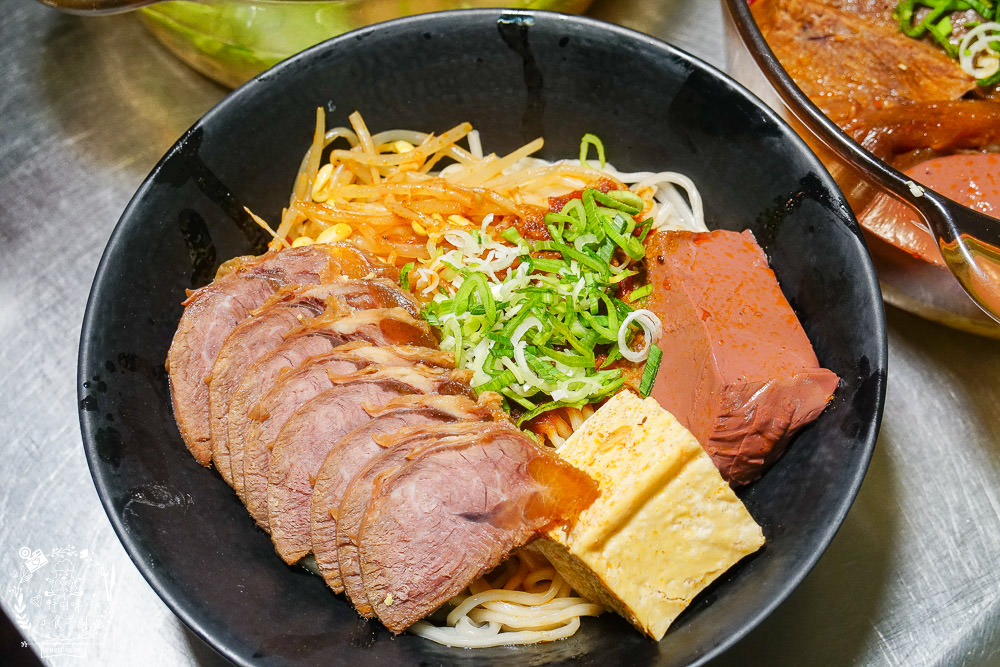 高雄[麻辣湘麵食館]必吃豐盛的麻辣牛三寶麵!自家炒製的麻醬乾麵銷魂推薦!