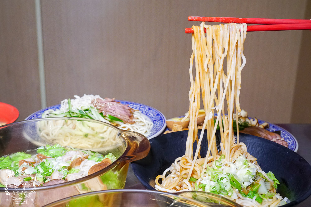 高雄[麻辣湘麵食館]必吃豐盛的麻辣牛三寶麵!自家炒製的麻醬乾麵銷魂推薦!