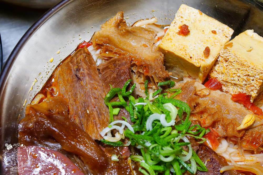高雄[麻辣湘麵食館]必吃豐盛的麻辣牛三寶麵!自家炒製的麻醬乾麵銷魂推薦!