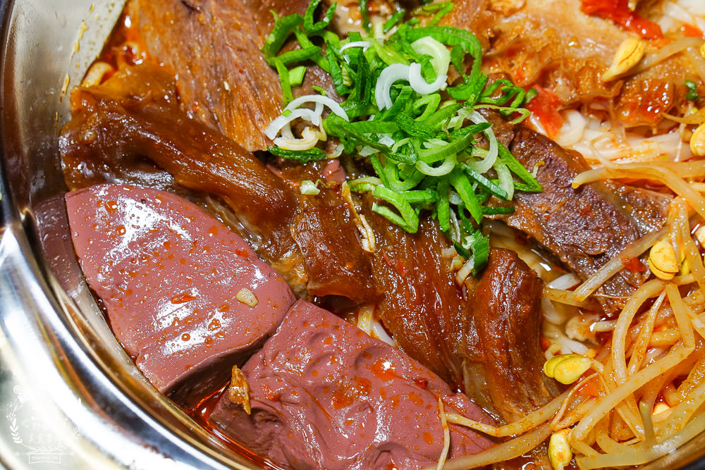 高雄[麻辣湘麵食館]必吃豐盛的麻辣牛三寶麵!自家炒製的麻醬乾麵銷魂推薦!