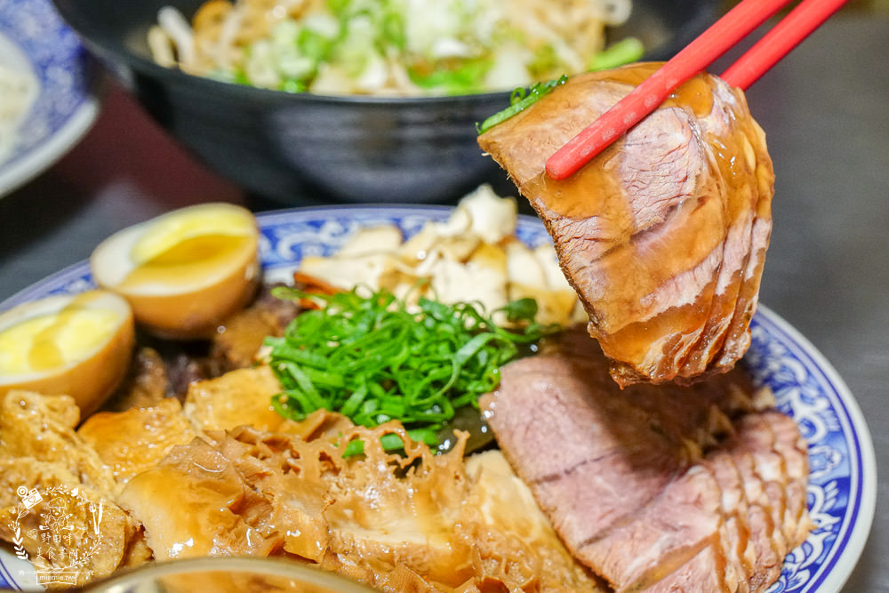 高雄[麻辣湘麵食館]必吃豐盛的麻辣牛三寶麵!自家炒製的麻醬乾麵銷魂推薦!