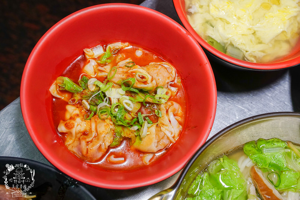 高雄[麻辣湘麵食館]必吃豐盛的麻辣牛三寶麵!自家炒製的麻醬乾麵銷魂推薦!