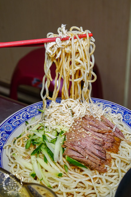 高雄[麻辣湘麵食館]必吃豐盛的麻辣牛三寶麵!自家炒製的麻醬乾麵銷魂推薦!