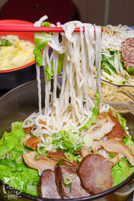 高雄[麻辣湘麵食館]必吃豐盛的麻辣牛三寶麵!自家炒製的麻醬乾麵銷魂推薦!