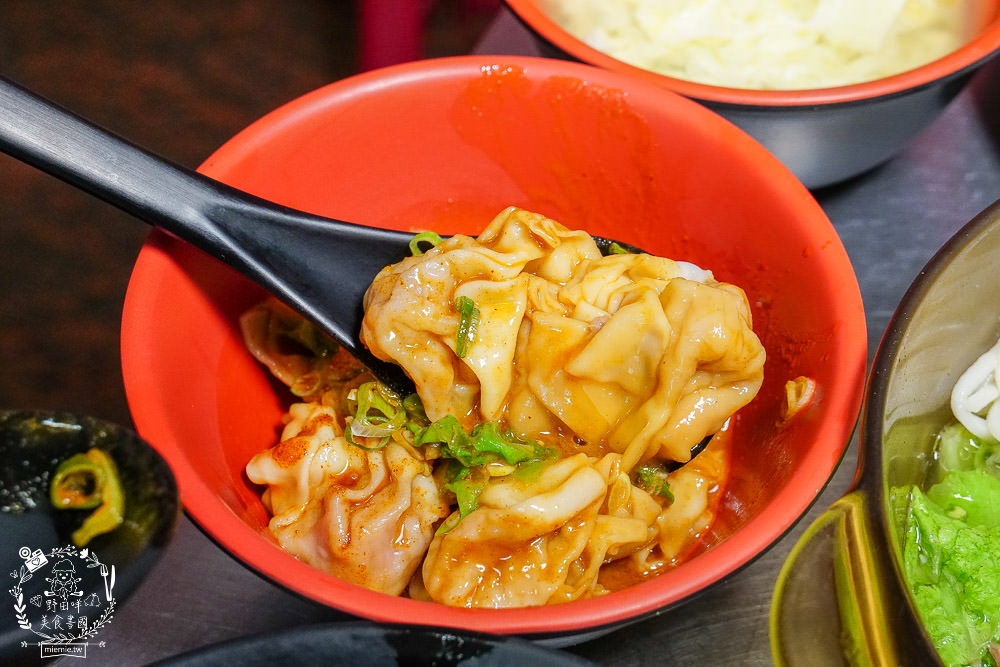 高雄[麻辣湘麵食館]必吃豐盛的麻辣牛三寶麵!自家炒製的麻醬乾麵銷魂推薦!