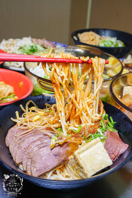 高雄[麻辣湘麵食館]必吃豐盛的麻辣牛三寶麵!自家炒製的麻醬乾麵銷魂推薦!