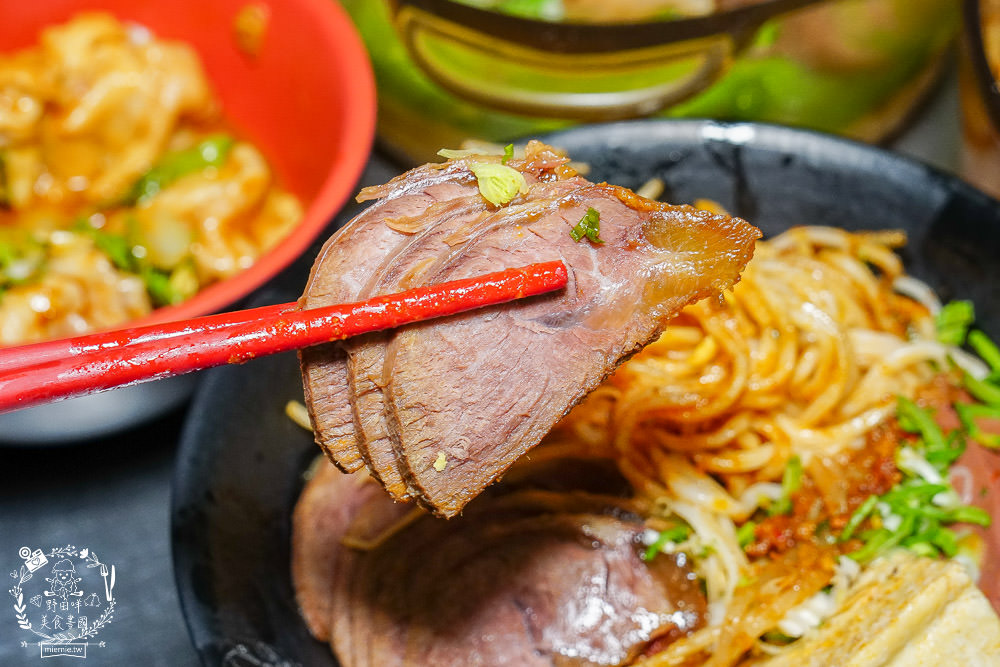 高雄[麻辣湘麵食館]必吃豐盛的麻辣牛三寶麵!自家炒製的麻醬乾麵銷魂推薦!