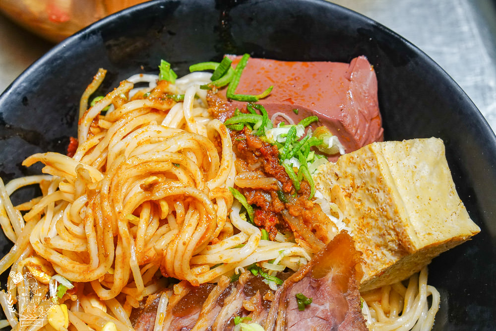 高雄[麻辣湘麵食館]必吃豐盛的麻辣牛三寶麵!自家炒製的麻醬乾麵銷魂推薦!