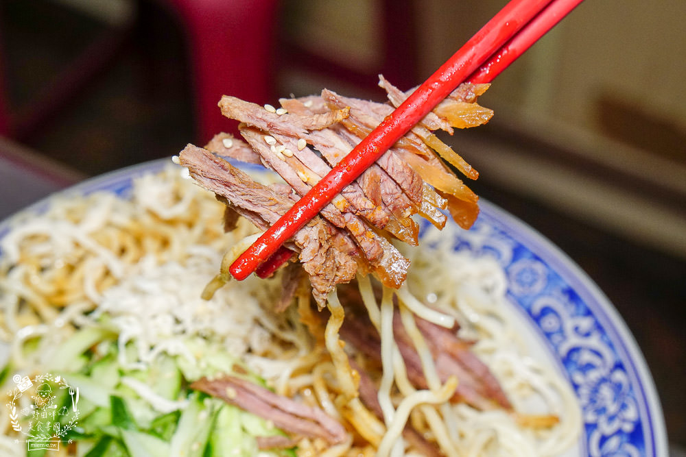 高雄[麻辣湘麵食館]必吃豐盛的麻辣牛三寶麵!自家炒製的麻醬乾麵銷魂推薦!