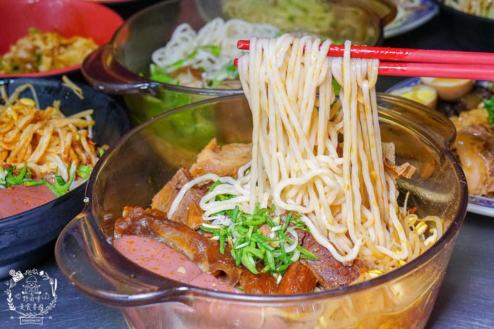 高雄[麻辣湘麵食館]必吃豐盛的麻辣牛三寶麵!自家炒製的麻醬乾麵銷魂推薦!