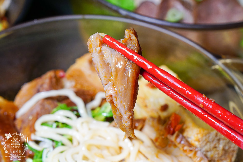 高雄[麻辣湘麵食館]必吃豐盛的麻辣牛三寶麵!自家炒製的麻醬乾麵銷魂推薦!