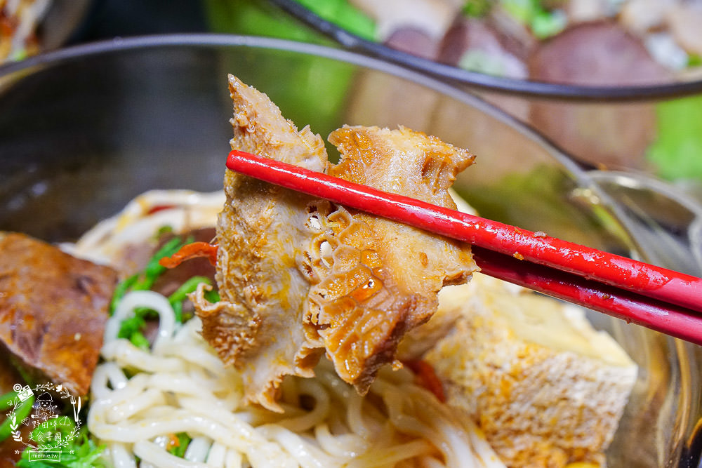 高雄[麻辣湘麵食館]必吃豐盛的麻辣牛三寶麵!自家炒製的麻醬乾麵銷魂推薦!