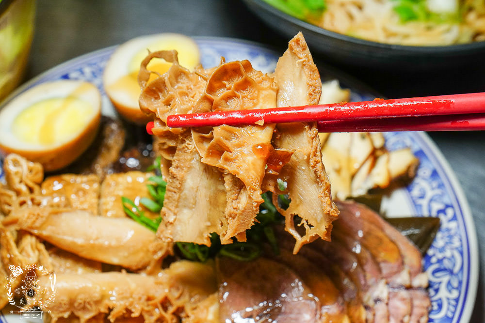 高雄[麻辣湘麵食館]必吃豐盛的麻辣牛三寶麵!自家炒製的麻醬乾麵銷魂推薦!