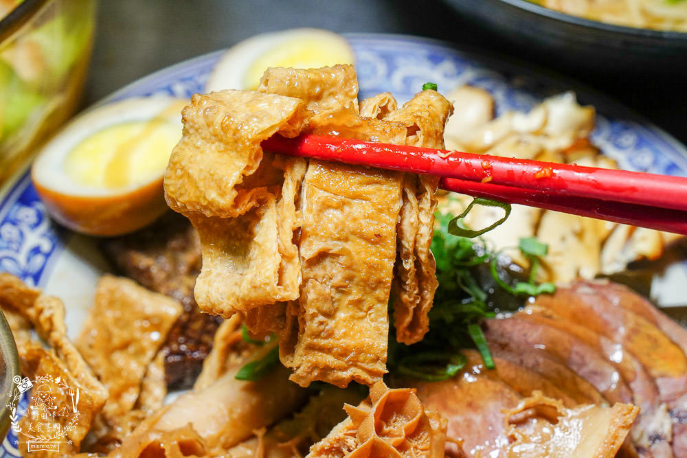 高雄[麻辣湘麵食館]必吃豐盛的麻辣牛三寶麵!自家炒製的麻醬乾麵銷魂推薦!