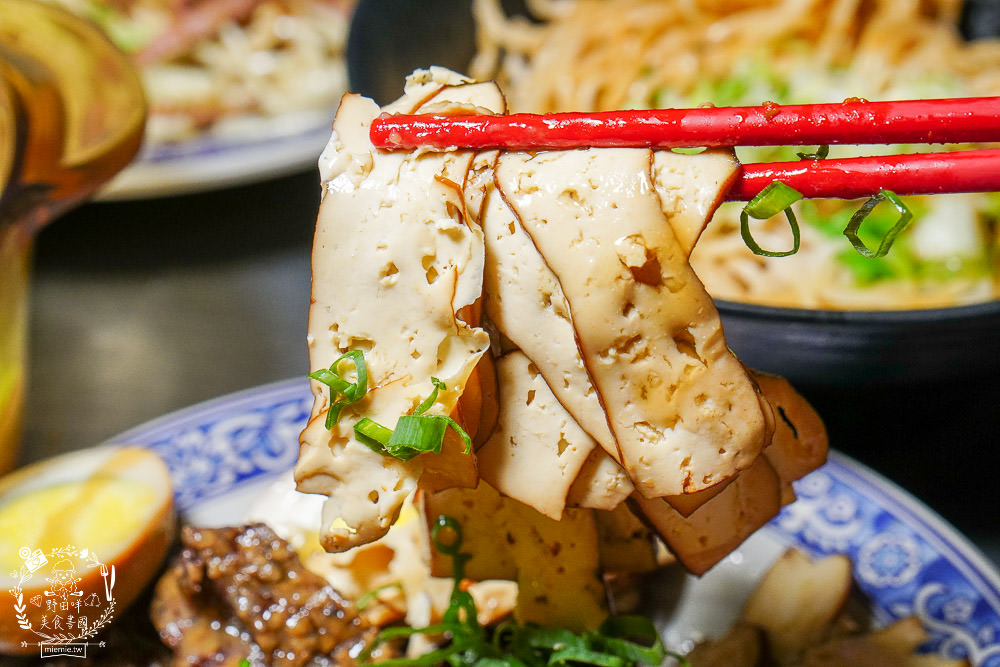 高雄[麻辣湘麵食館]必吃豐盛的麻辣牛三寶麵!自家炒製的麻醬乾麵銷魂推薦!