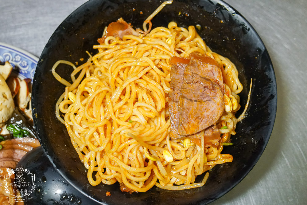 高雄[麻辣湘麵食館]必吃豐盛的麻辣牛三寶麵!自家炒製的麻醬乾麵銷魂推薦!