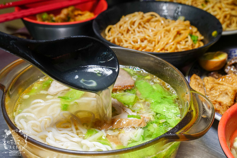 高雄[麻辣湘麵食館]必吃豐盛的麻辣牛三寶麵!自家炒製的麻醬乾麵銷魂推薦!