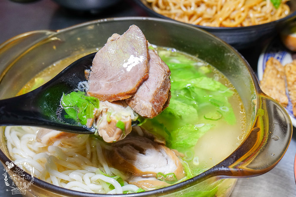 高雄[麻辣湘麵食館]必吃豐盛的麻辣牛三寶麵!自家炒製的麻醬乾麵銷魂推薦!