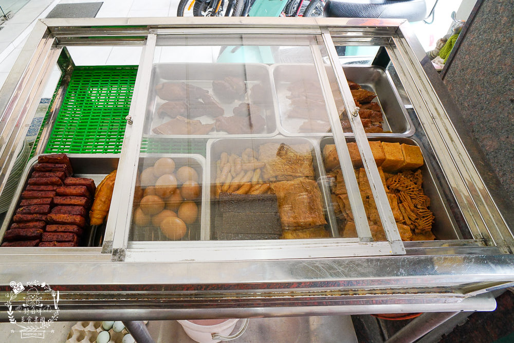 高雄[麻辣湘麵食館]必吃豐盛的麻辣牛三寶麵!自家炒製的麻醬乾麵銷魂推薦!