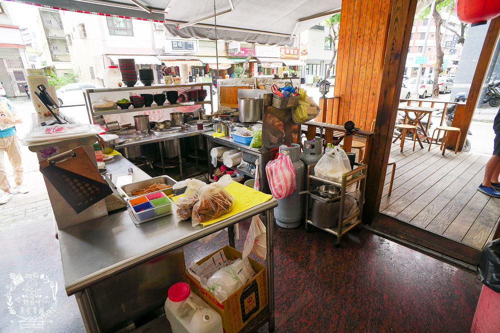 高雄[麻辣湘麵食館]必吃豐盛的麻辣牛三寶麵!自家炒製的麻醬乾麵銷魂推薦!