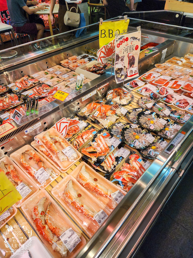 黑門市場美食推薦|黑門三平|現烤蟹腳+生魚丼飯+鰻魚飯+生魚片等超多必吃平價海鮮!