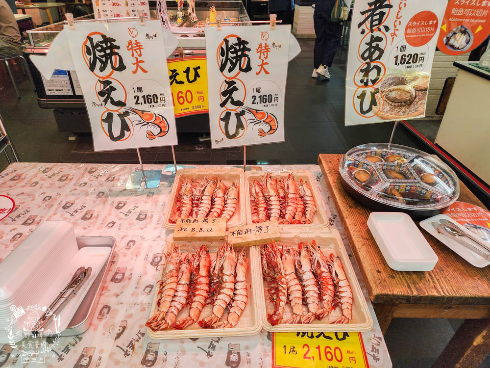 黑門市場美食推薦|黑門三平|現烤蟹腳+生魚丼飯+鰻魚飯+生魚片等超多必吃平價海鮮!