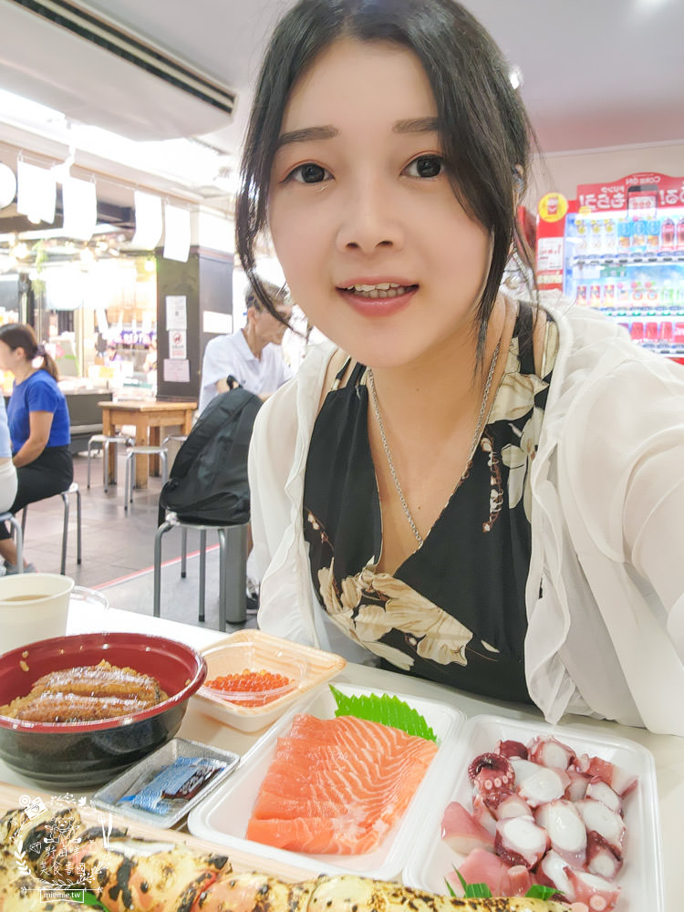 黑門市場美食推薦|黑門三平|現烤蟹腳+生魚丼飯+鰻魚飯+生魚片等超多必吃平價海鮮!