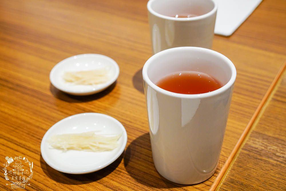 鼎泰豐|高雄超人氣小籠包中式料理!連平日中午都要等40分鐘!排骨蛋炒飯跟小籠包是人氣必點! - 第21張圖 鼎泰豐|高雄超人氣小籠包中式料理!連平日中午都要等40分鐘!排骨蛋炒飯跟小籠包是人氣必點!