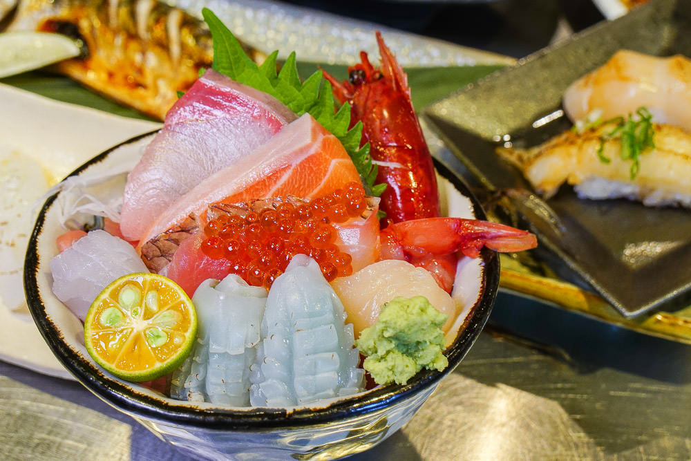 高雄日本料理 八十八丼 平價豐盛的海鮮丼飯 每逢假日一位難求 野田咩的美食書國