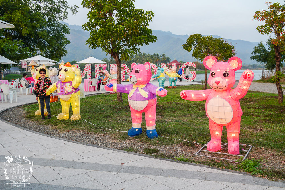 2025美濃花海|高雄色彩絢麗的繽紛浪漫花海!超好拍的七彩巨椅+兔兔藝術裝置!向日葵+百日草+大波斯菊等絢爛花海~