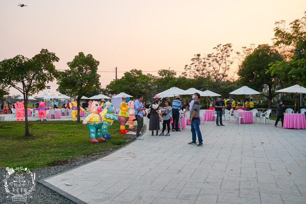 2025美濃花海|高雄色彩絢麗的繽紛浪漫花海!超好拍的七彩巨椅+兔兔藝術裝置!向日葵+百日草+大波斯菊等絢爛花海~